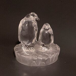 Vintage ROYAL CRYSTAL ROCK RCR 5” Mommy and Baby Penguin Figurine Glass statue